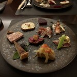 炭焼きステーキとワインobiobi - その辺の街のイタリアン(それはそれで好き)とは一線を画する前菜