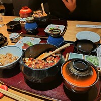 ひつまぶし名古屋備長 グランフロント大阪店 - こんな感じで、お吸い物、お漬物、薬味、お出汁がセットで付いてきます
