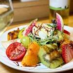 旬の果物と季節野菜の彩りサラダ リコッタチーズ添え