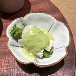 かくしか食堂 - 蒸し鶏の菜の花巻き葱ソース