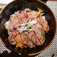 旬菜ステーキ処 らいむらいと - 特製ステーキ丼（１１８０）