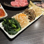 焼肉　萬輝 - (´ ｡•ω•｡)っナムル盛