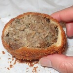 (有)肉のマルサン - ・「黒毛和牛メンチ(¥270)」の断面。