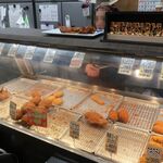 (有)肉のマルサン - ショーケースの様子。