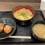 九州 鳥若丸 - 特選親子丼(¥858)、唐揚げ味噌汁セット(¥275) - まあまあ、ふつうに美味しかったですよ。唐揚げも思ったよりジューシーでした。