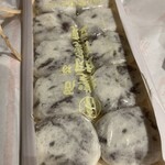 満月堂 - 看板の豊助饅頭　写真の方向が逆でした　笑