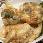 和食さと - 海老の天ぷらを一尾食べた後です(^◇^;)