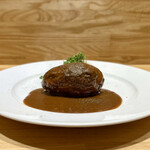 洋食 おがた - まるで肉の塊を食べているかのようなハンバーグ