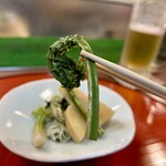 どぜう・四季料理 やぶや - こごみ。
      湯掻いてから鰹と昆布の黄金のお出汁に浸してあります♪