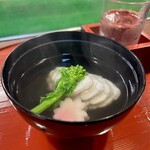 どぜう・四季料理 やぶや - アイナメ葛仕立て。
      今がまさに旬のアイナメ、菜の花と生麩で彩りも美しいお椀♪