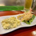 どぜう・四季料理 やぶや - 海老アーモンド揚げ。
      スライスアーモンドを衣にした、サクサクと香ばしい海老のフライです♪ ('ﾛ')/'ﾛ')/'ﾛ')/'ﾛ')/うまーイ!!!