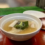 どぜう・四季料理 やぶや - サワラ桜蒸し。
      御前崎産の活き締めにしたサワラに道明寺粉を塗して吉野葛の餡でいただく逸品♪
      ほんのり香る桜の葉と大将のお出汁、この日一番感動しました(*´꒳`*)