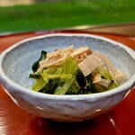 どぜう・四季料理 やぶや - 花わさびおひたし。
      白い花が咲いているうちだけしか味わえない花わさび♪その鮮烈で華やかですらある辛み、大将のお出汁の自然な甘み。。すごすぎる♡(*´ω`*)