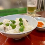 どぜう・四季料理 やぶや - 鯛ご飯。
      鯛のカシラで取った出汁、あとは塩と酒だけなんですって！上に乗るのはうすい豆っていう関西の春を告げるえんどう豆。何杯でもおかわりしたい！