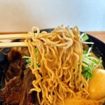 麺屋　たか - 細縮れ麺がスープに良く絡んで美味し過ぎます