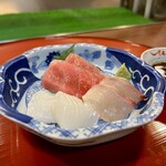 どぜう・四季料理 やぶや - 今日のお刺身、マグロ、コウイカ、シマアジ。
      しっとりと脂の乗ったマグロ、香り高いシマアジ。そして歯応えのよいコウイカには細かく包丁を入れることによって格段に甘みが増しています(*´ω`*)