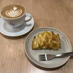 forucafe - キャラメルラテ　500円、アップルパイ