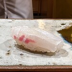 鮨 つぼみ - 鯛昆布締め 塩 淡路
      際立つ食感に程良く脱水され旨みがしっかりと、塩により鯛のほんのりした甘みが導き出され、これは美味！