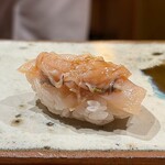 鮨 つぼみ - 煮蛤
      火入れ加減が絶妙、蛤が締まる事なくほわっとした仕上がり。
      煮詰めの甘みに柚子の風味、噛むとジワジワ広がる旨み、実に美味しい蛤です♪