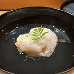 鮨 つぼみ - 帆立真薯のお椀
      お出汁に帆立の甘みが引き出され、木の芽の香り良く、しみじみ美味しい真薯椀です♪