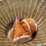 鮨 つぼみ - 子持ちヤリイカ みたらし風餡かけ
      たまごがしっかりと入り、ねっとり食感のヤリイカが美味しいですね！
      みたらし風の餡が子持ちヤリイカに合っています♪