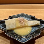 鮨 つぼみ - 筍（鹿児島産） 辛子味噌
      えぐみなくシャキッとした筍の風味が良い事！
      甘めの辛子味噌、この味付けが好きだな。
