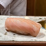 鮨 つぼみ - 鰆 軽く漬け（愛媛の漁師：藤本さんより）
      しっとり柔らかな鰆、軽く漬けにしただけの仕事が活きた美味しさ！