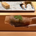 鮨 つぼみ - お稲荷さん
      味が沁みた揚げに酸味のあるシャリ、間違いありません！