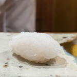 鮨 つぼみ - アオリイカ 塩と柚子 三重
      大将の巧みに入れた包丁から、ねっとりと強い甘みがあるアオリイカがめちゃ美味しい！
      やはりシャリの酸味がイカの甘みを引き立てています♪