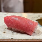 鮨 つぼみ - 鮪中トロ 勝浦 やま幸より
      とろける♪
      温かなシャリに鮪の脂が溶け出し、まろやかな酸味のあるシャリに導かれる美味しさ、堪りません！