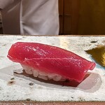 鮨 つぼみ - 鮪赤身 勝浦 やま幸より
      色見美しく見た目通りの美味しさ！
      ほんのり感じられる酸味も赤身ならでは、まだまだ冬の鮪といった美味しさだと思います。
      
