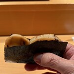 鮨 つぼみ - 平貝 磯辺焼き
      焦げた醤油と海苔の香りが良いですね♪
      しっかりとした平貝の旨みと甘み、磯辺焼きも良いな！