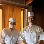 鮨 つぼみ - 川口大将と桃ちゃん
      いつもお見送りありがとうございます。
      今宵もとっても美味しく、楽しかったです♪
      次回もよろしくお願いしますm(_ _)m