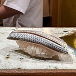 鮨 つぼみ - コハダ 天草
      締め加減良くコハダの風味がしっかりと感じられ、美味しさの余韻が実に心地良いです♪