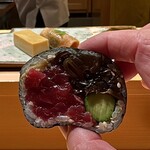 鮨 つぼみ - 太巻き
      鮪に干瓢、胡瓜に胡麻、ここの太巻きを一口で頬張るのが私の習わしです♪
      色々な味が嫌味なく重なる美味しさなんです♪
