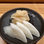 鮨 つぼみ - ガリとたくあん
      ここのたくあんが美味しくて、何度もお代わりしちゃいます♪