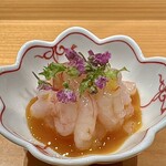 鮨 つぼみ - 甘海老 黄身がけ
      黄身の濃厚さが甘海老の甘さをより際立てる美味しさ！
      花穂紫蘇の風味が味わいを引き締めています♪