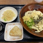 うどんの小麦冶 - 料理写真:ちく玉天ぶっかけ 480円
かしわおにぎり 90円 奥は天かす