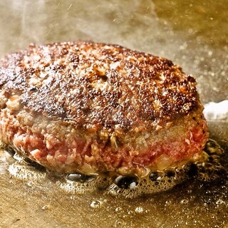 鉄板仕上げ。国産豚＆和牛100％オリジナルハンバーグ