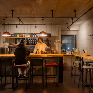 祖父が描いた一枚の絵が見守る、落ち着いた大人の隠れ家