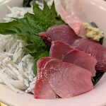 まりーな亭 - 料理写真:・ちりめんとさしみの岬丼 1100円