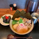 中華蕎麦 きつね - 特製中華蕎麦 1,450円、黒稲荷寿司 270円（いずれも税込）