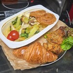 キッチン ブルー グローブ - 他店のクロワッサン、オニオンリングと共に