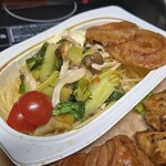 キッチン ブルー グローブ - 追い茸とブロッコリーのパスタのアップ