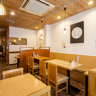 和と洋が調和したモダンな店内で寛ぐ◆席種豊富で多彩なシーンに