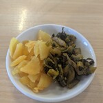 中毒飯 チョモランマ - セルフサービスの漬物