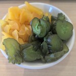 中毒飯 チョモランマ - セルフサービスの漬物