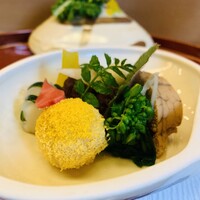 京懐石 吉泉 - ①【先付：八寸】
                  ・ゴリの佃煮
                  ・編笠柚子
                  ・細魚（サヨリ）と胡瓜の蕪寿司
                  ・大徳寺納豆のきりまぶし
                  ・飯蛸
                  ・百合根+蜆の貝合わせ