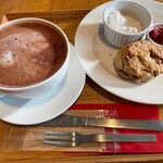 カフェ パティスリー 玄妙庵 - メープルくるみスコーン(生クリーム&ジャム)、ホットチョコレート