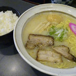 らーめん 三日月 - しおらーめん750円
      大ライス250円